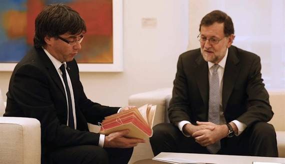 Puigdemont exige un referéndum y Rajoy le contesta que hará cumplir la ley