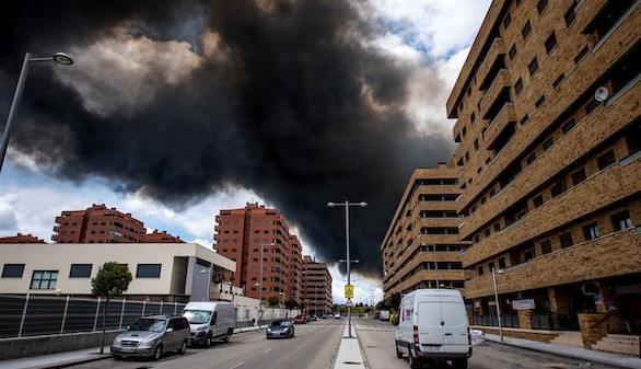 El brutal incendio de Seseña obliga a evacuar la urbanización de 'el Pocero'