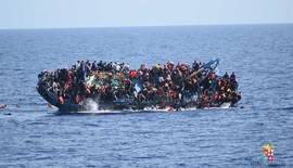 Una barcaza con 500 personas naufraga durante su rescate
