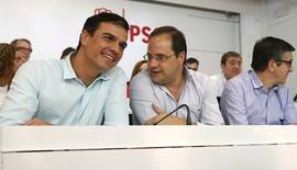Sánchez aprovecha para arremeter contra Rajoy e Iglesias