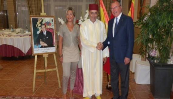 El Cónsul General del Reino de Marruecos en Tarragona Abdelaziz Jatim recibiendo a los invitados.