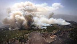 Miles de evacuados por el voraz incendio de La Palma
