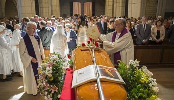 isa funeral en la catedral de Santa María de Vitoria por el obispo emérito de la ciudad, Miguel Asurmendi, que falleció ayer a los 76 años de edad