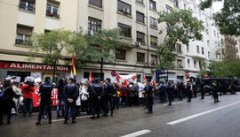 Varios centenares de personas piden el 'no' a Rajoy frente a Ferraz