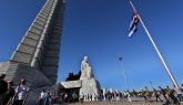 Una multitud de cubanos rinde homenaje al difunto comandante.