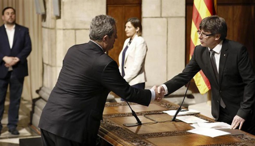 Zoido responde: reclama a Puigdemont que abandone el 'radicalismo absurdo'.