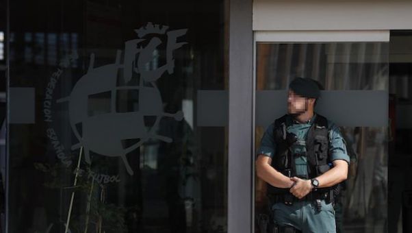 La Guardia Civil ha registrado su domicilio y la sede del fútbol español, también ha sido detenido su hijo, Gorka Villar, y se espera que declare el jueves.