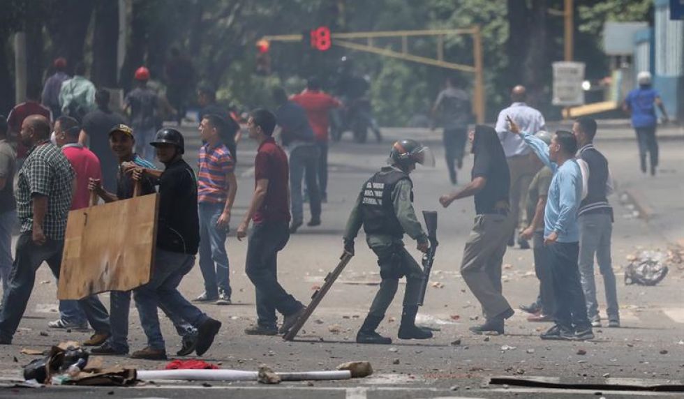La polica militarizada Guardia Nacional, lista para actuar en una Caracas semivaca.