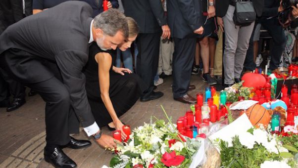 Felipe VI y Doa Letizia acudieron a Las Ramblas para depositar una ofrenda floral en homenaje a las vctimas del atentado.