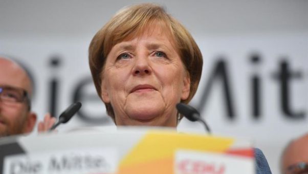 Según los sondeos, la CDU de Merkel obtendría el 33,5 por ciento de los votos (un 8 % menos que en 2013), la SPU de Schulz el 21,5 (-4,2) y la AfD el 13 (+8,8).