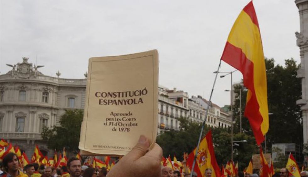 Miles de personas salieron a la calle en Madrid ante el desafío independentista.