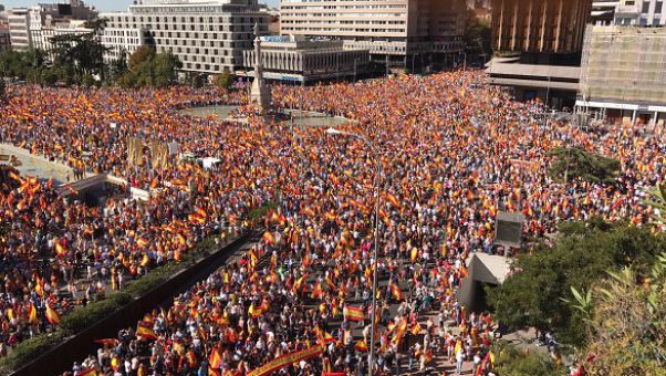 Al menos 100.000 personas se han reunido en la Plaza de Colón al grito de ¡Viva Cataluña, viva España!