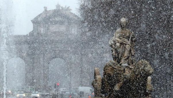 La Aemet prevé que se acumulen hasta cinco centímetros de nieve en la zona metropolitana de Madrid. Las mejores imágenes.
