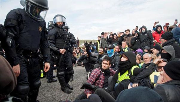 La Policía catalana, a las órdenes del Ministerio del Interior por el 155, incapaz de frenar la violencia.