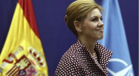 Los populares secundan a la presidenta madrileña, tras renunciar a su máster.