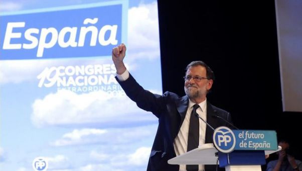 Rajoy fue neutral ante el proceso de primarias, pero aprovechó para lanzar una puya a Aznar: 'Seré leal' y 'todos sabéis que yo sé lo que es ser leal'.