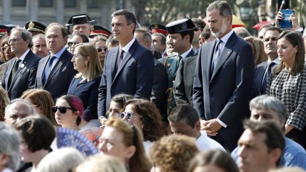 El presidente del Gobierno, la presidenta del Congreso y el del Senado se han situado entre Felipe VI y Quim Torra en el acto principal.
