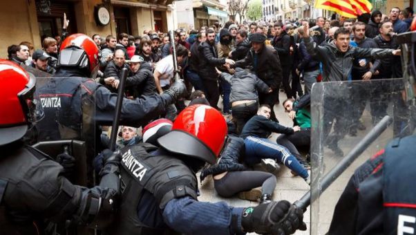 La izquierda abertzale recibe con odio e intolerancia a Vox y Cs, y trata de boicotear sus actos en San Sebastián, Bilbao y Rentería.