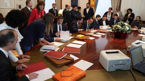 Junqueras, Turull, Rull, Sánchez y Romeva se saltan la prohibición del Supremo y aprovechan un acto formal para grabar mensajes electorales.