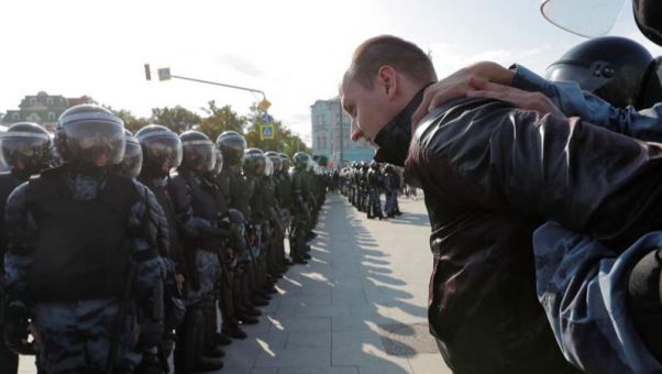 El dirigente ruso ha detenido y encarcelado a opositores y a ms de 800 manifestantes que protestaban por la manipulacin de elecciones.