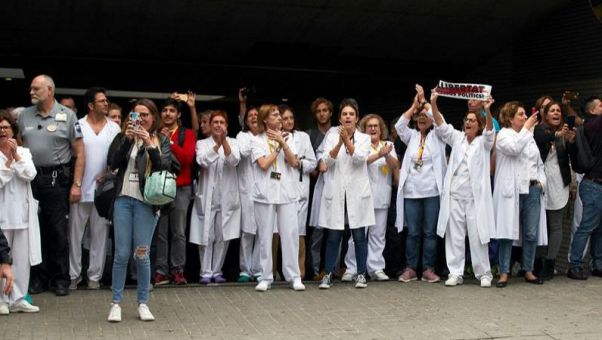 El personal del hospital Sant Pau recibe al presidente en funciones con silbidos, insultos, pancartas o cánticos en favor de los 'presos políticos'.