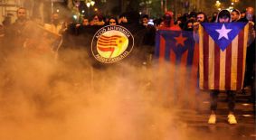 Cargas de los Mossos contra radicales que queran entrar en el Camp Nou.