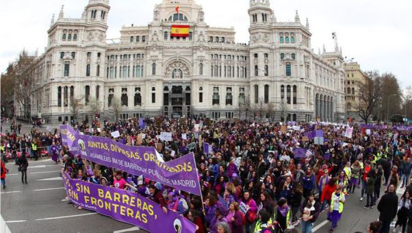 Un grupo de radicales oblig a las representantes de Ciudadanos a abandonar la manifestacin en Madrid.