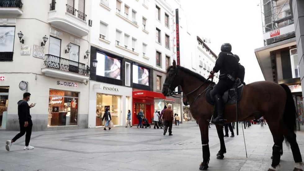 Cataluña ordena el cierre de tiendas salvo farmacias y supermercados