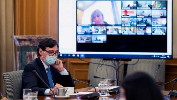 El consejero de Salud, Enrique Ruiz Escudero, descarta aplicar las medidas anunciadas por el ministro porque carecen de 'validez jurídica'.